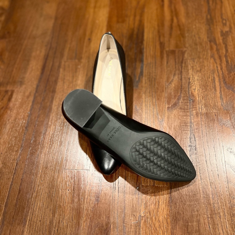 COLE HAAN Women's Go-To Block Heel Pumps - Picture 9 of 10
